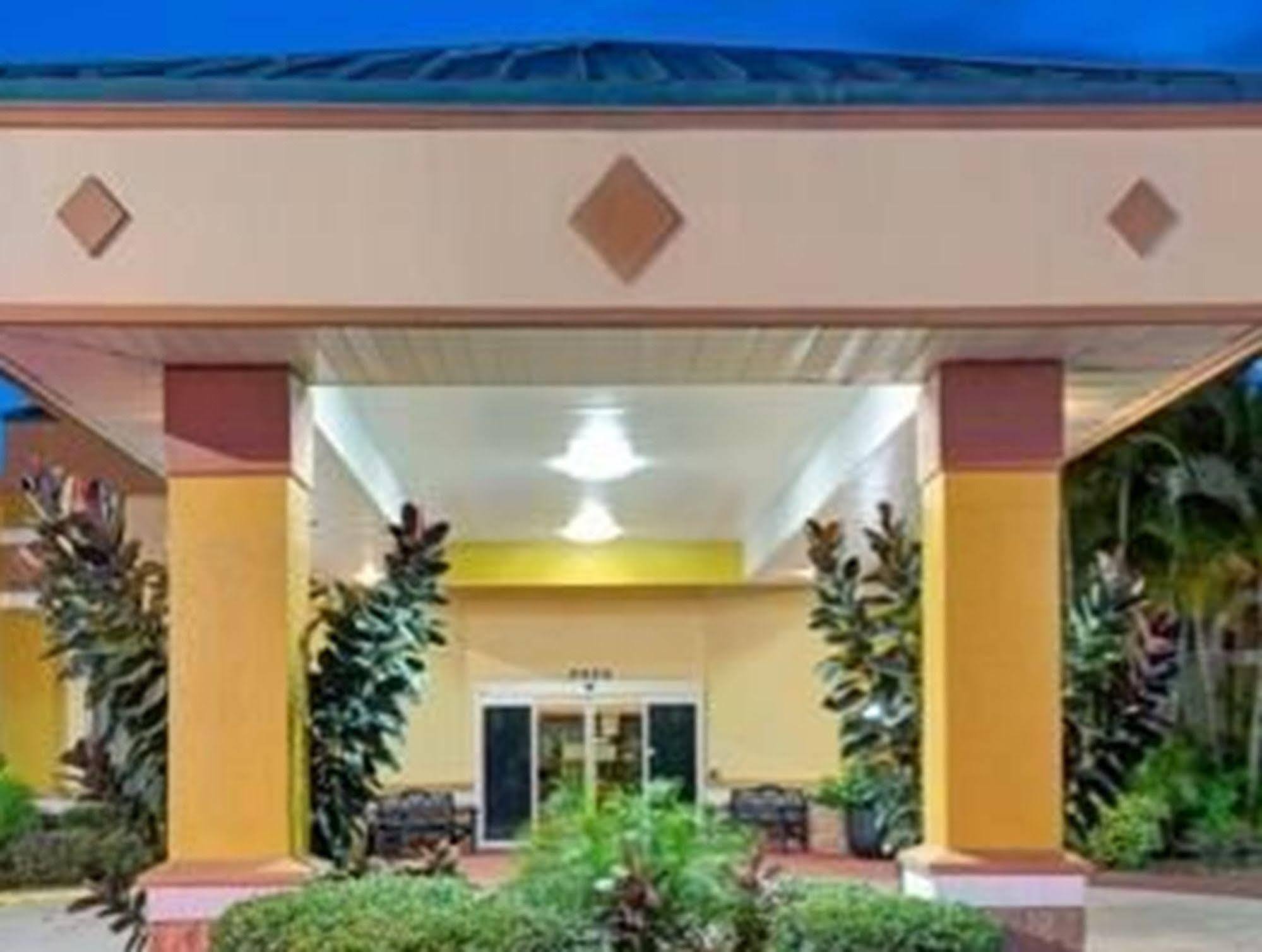 Garnet Inn & Suites オーランド エクステリア 写真