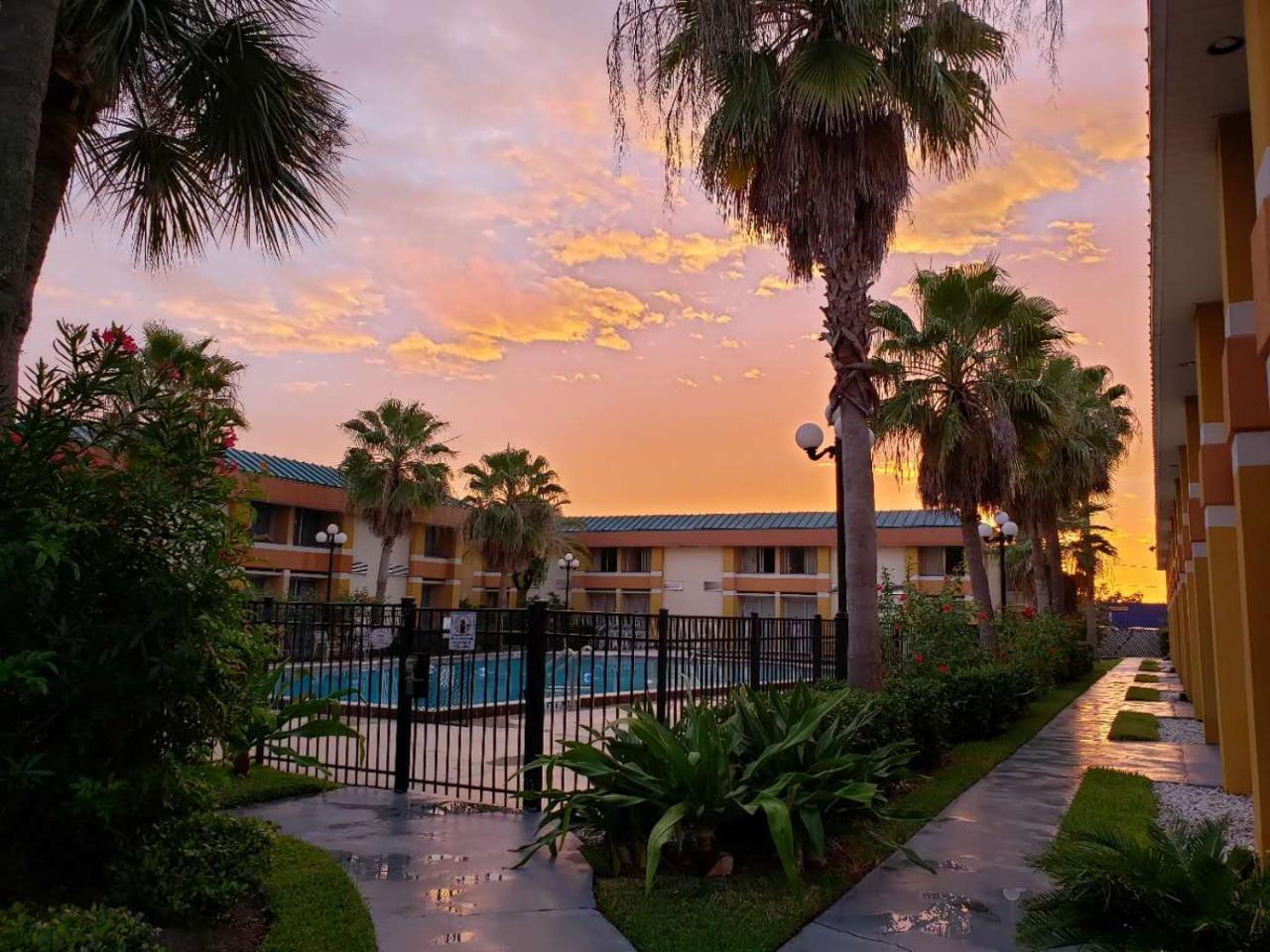 Garnet Inn & Suites オーランド エクステリア 写真
